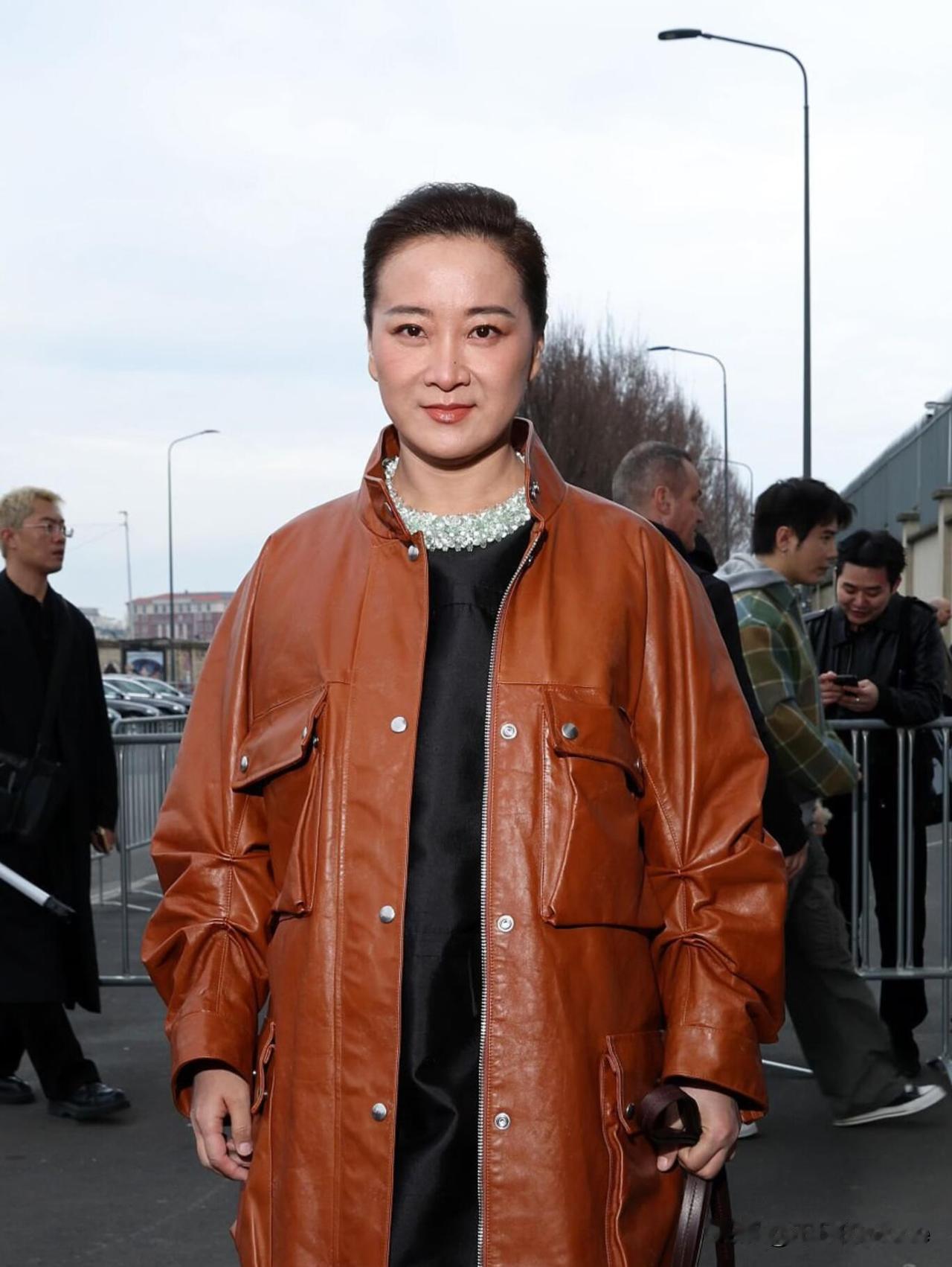 近日，贾玲受邀参加米兰时装周。玲姐还是这么瘦，但整个人的面相看起来完全不一样了，