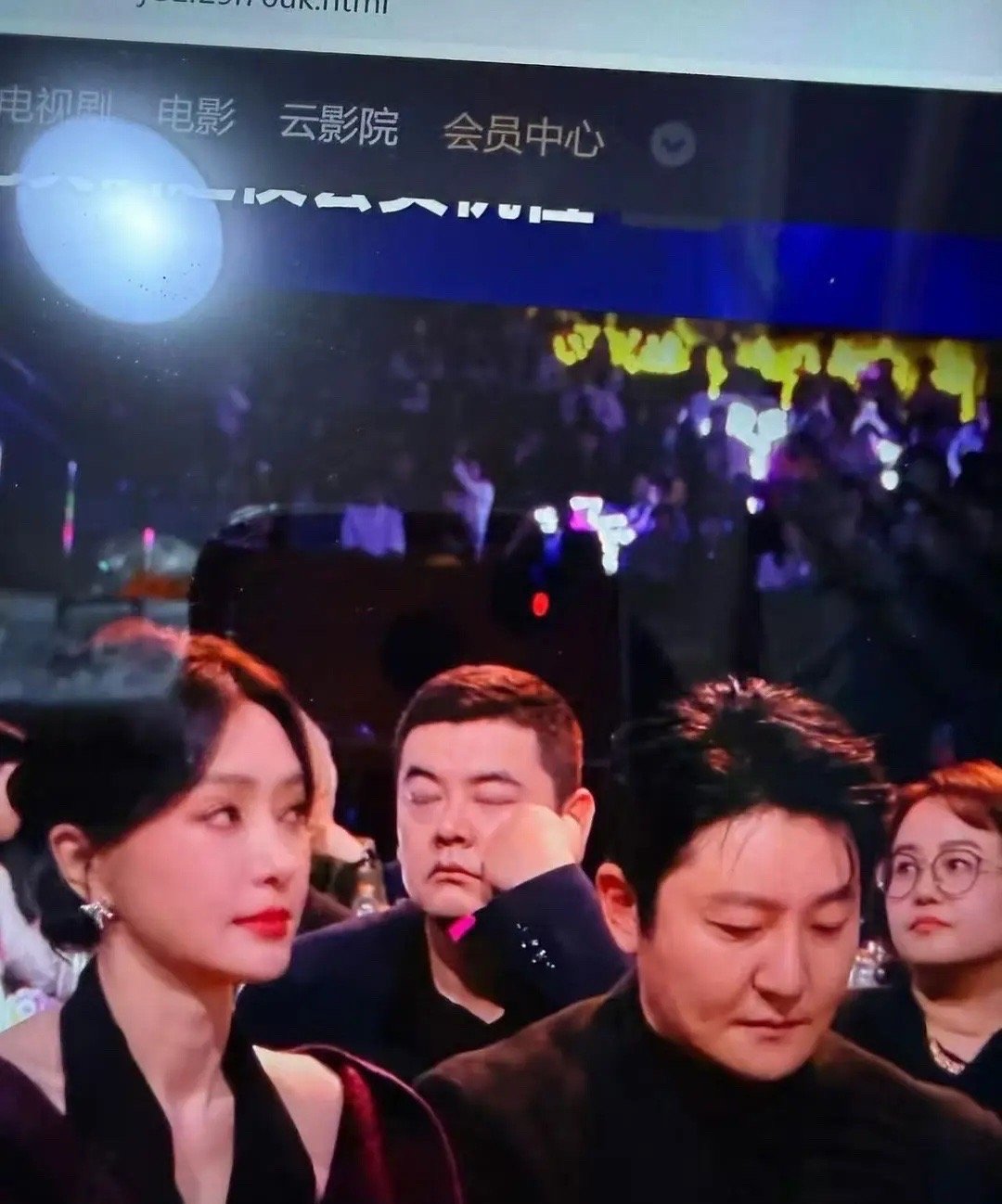 尹涛睡着了尹涛在尖叫之夜现场睡着了 12月6日，有细心网友发现在爱奇艺尖叫之夜现