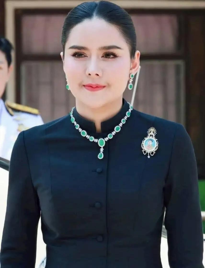 4月12号泰国欧拉弄小主去黎逸府出公务，一身珠光宝气很是惹眼。
        