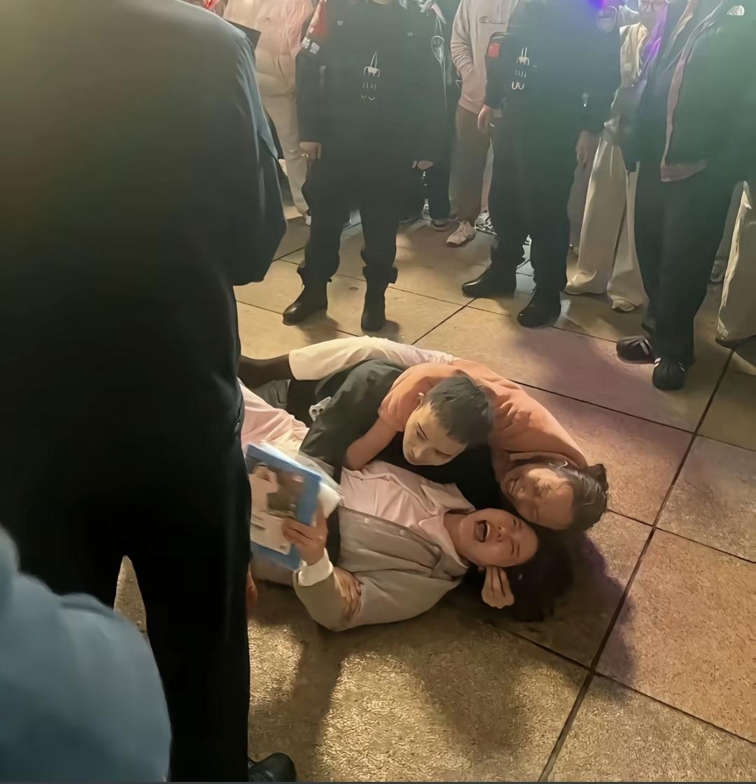 看一次哭一次，才刚5个月大的小洛熙就这样走了，留给爸爸妈妈的除了心痛，恐怕还有深