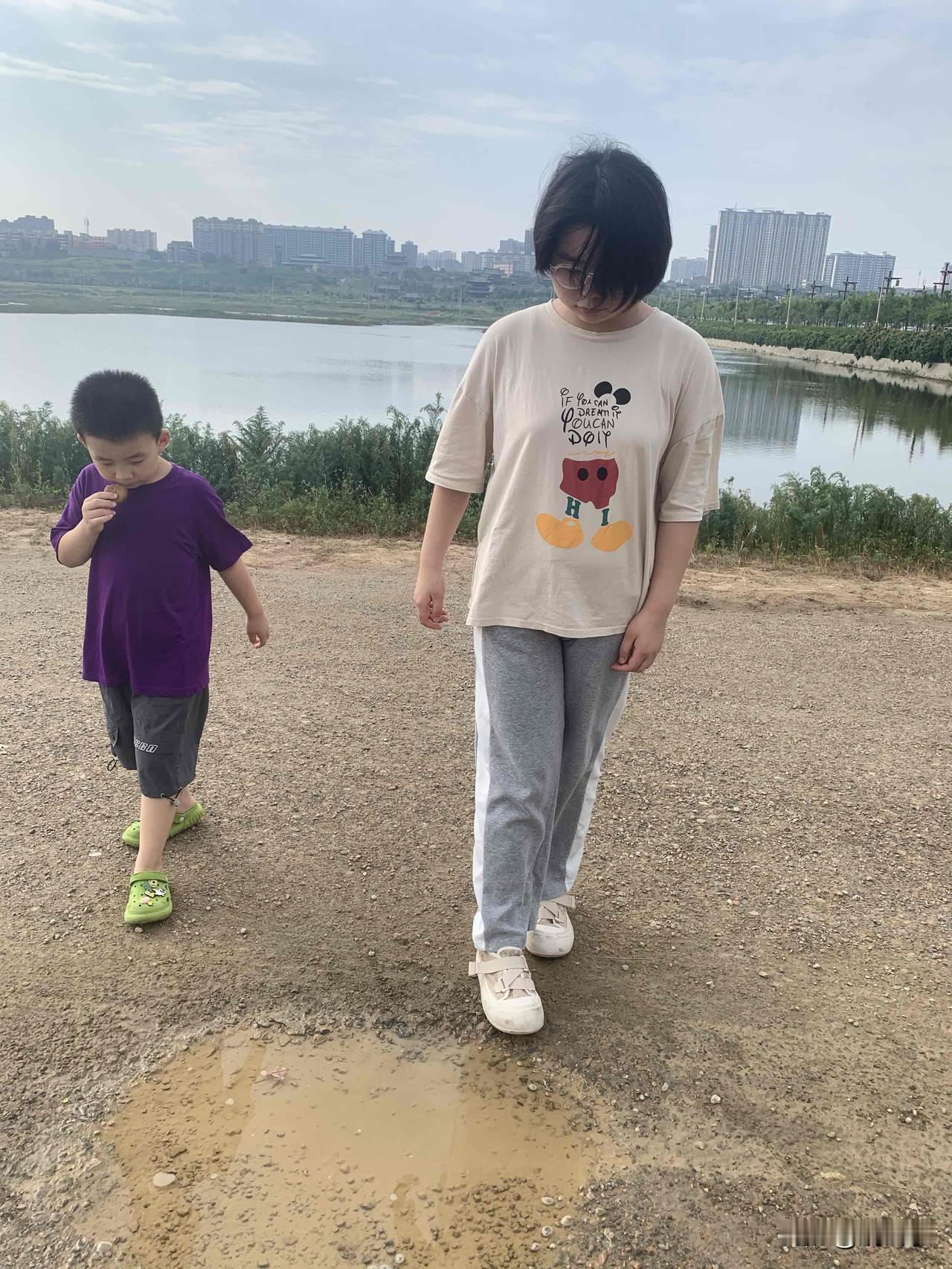 这辈子最不后悔的一件事，就是没把孩子送给爷爷奶奶一起生活。

我爱人是爷爷奶奶带