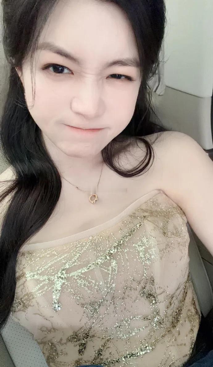 陈妍希在天津出席时尚活动，她这回穿了一件很奢华的裙子，看上去像个漂亮的美少女。 