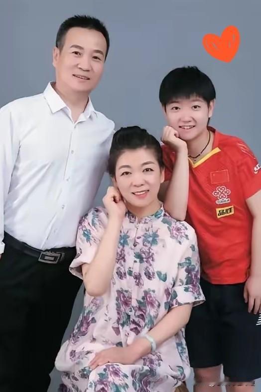 说实话，孙颖莎的父亲孙东明最值得尊敬和佩服。

女儿孙颖莎现在已经是世界排名第一