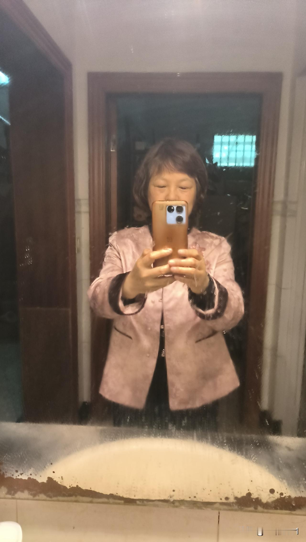 前阵小婶子子宫肌瘤动了手术，小叔子可忙碌了，买野生的鲫鱼黄蟮，虾，只要小婶子喜欢