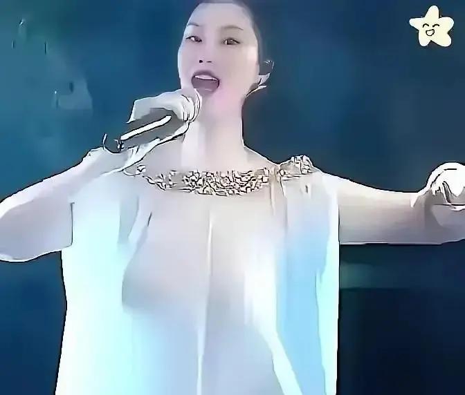 金属裙被骂三天，她一句话让热搜转向
 
那条银光刺眼的裙子一出现，评论区就炸了锅