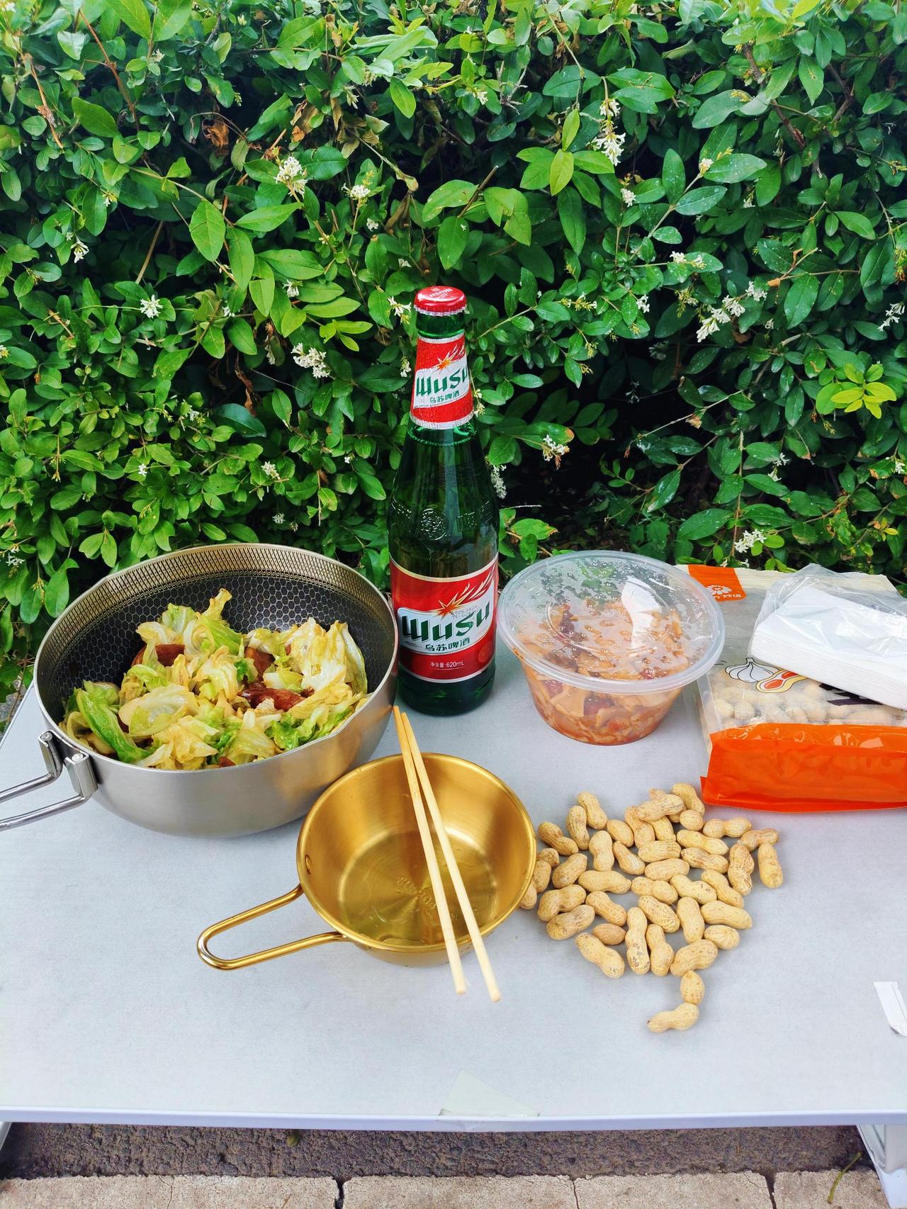 一个人时，是兵也是将
无依无靠时，自己就是千军万马
没人扶的时候，要站直
路还长