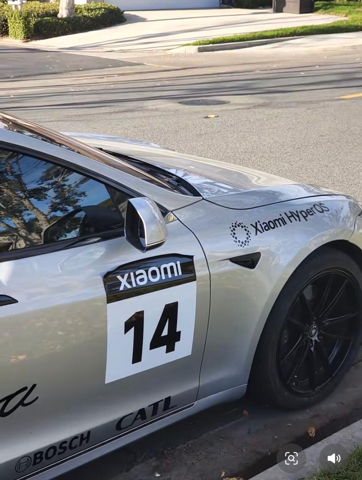 美国的一辆特斯拉Model S被车主贴上小米的元素，乍眼一看还以为小米su7Ul