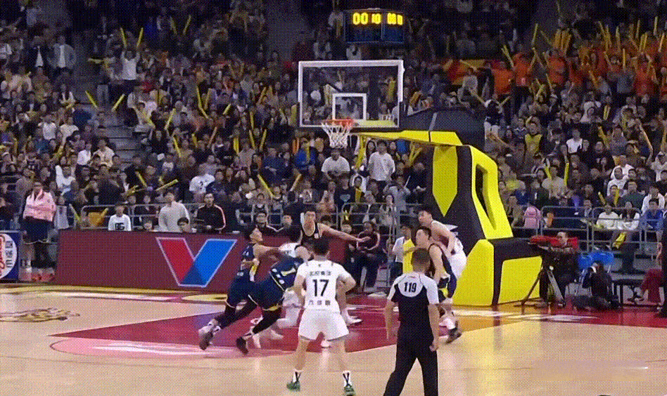 啥情况怎么又被绝杀了？？晚上有事没看着直播，谁来告诉我广东队输在哪里？ 广东男篮