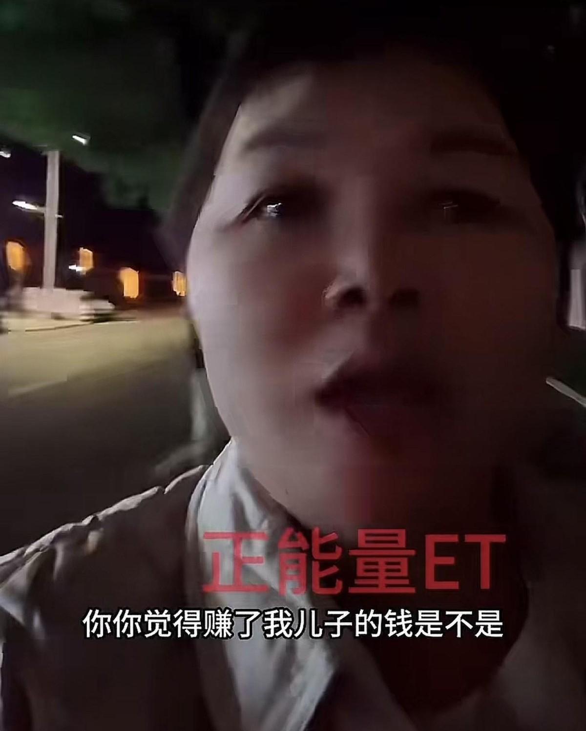 孙海洋大概是第一个因为卖包子，欠下“巨款”的人。
叶锐聪妈妈直播，他又是刷跑车又