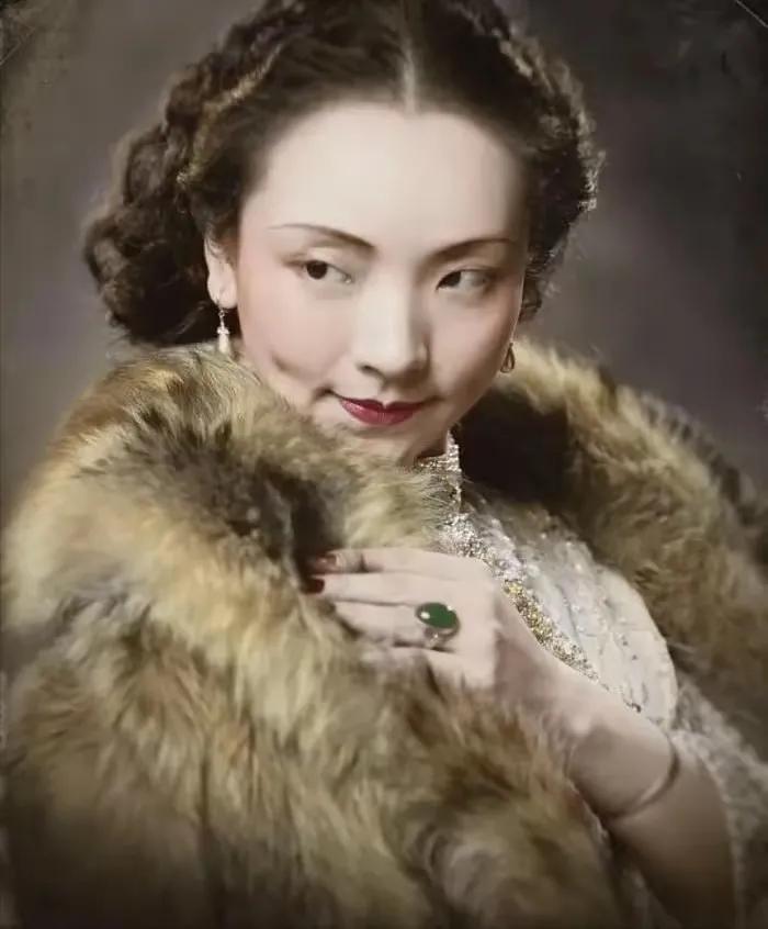 曾美慧孜，她真的是一个千变女郎。
不同造型完全展示不同的风情。
胖也好，瘦也好。