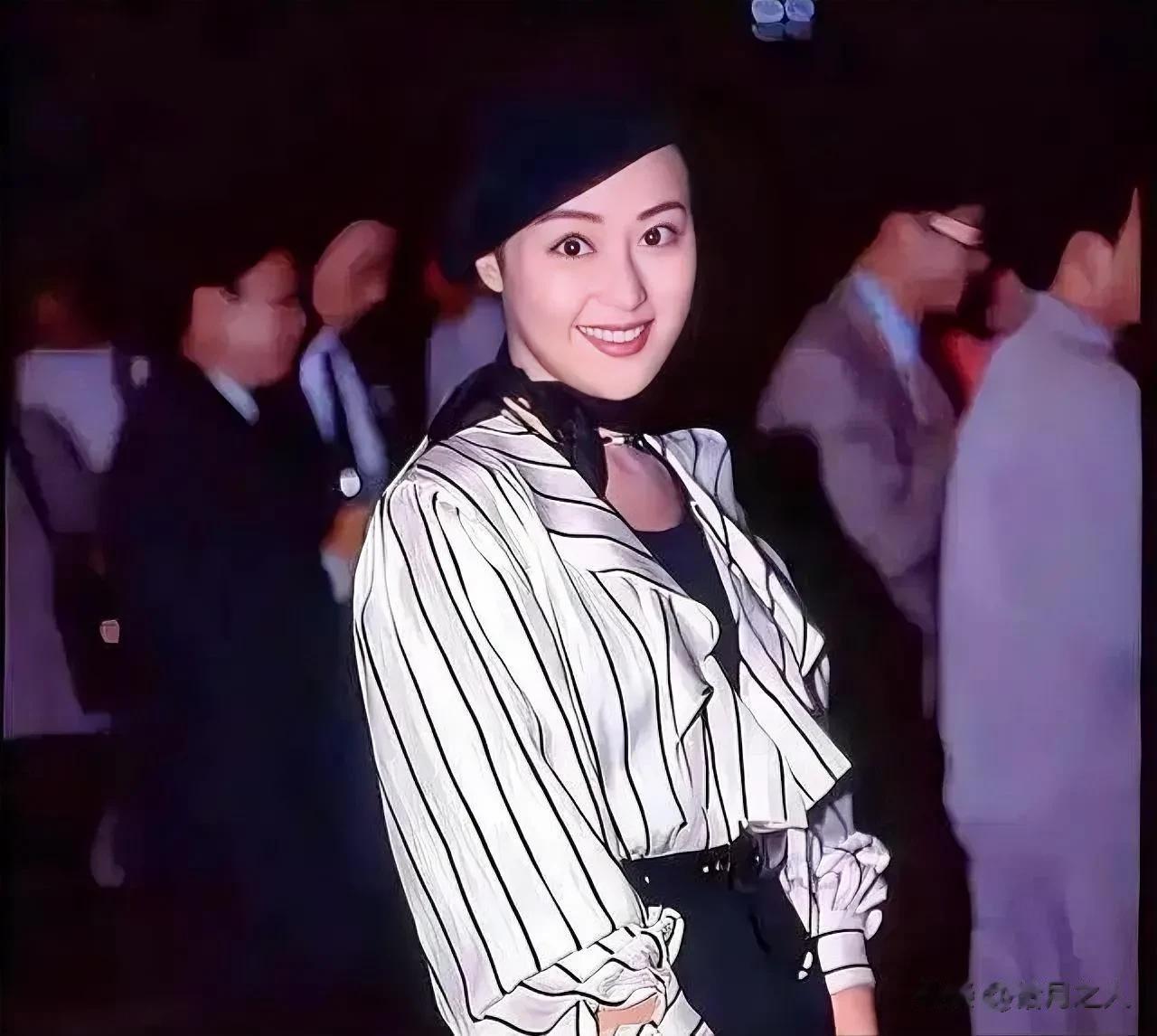 她年轻的时候真是太美了！这个长相即使放在如今的娱乐圈，也是能秒杀一众女明星啊！
