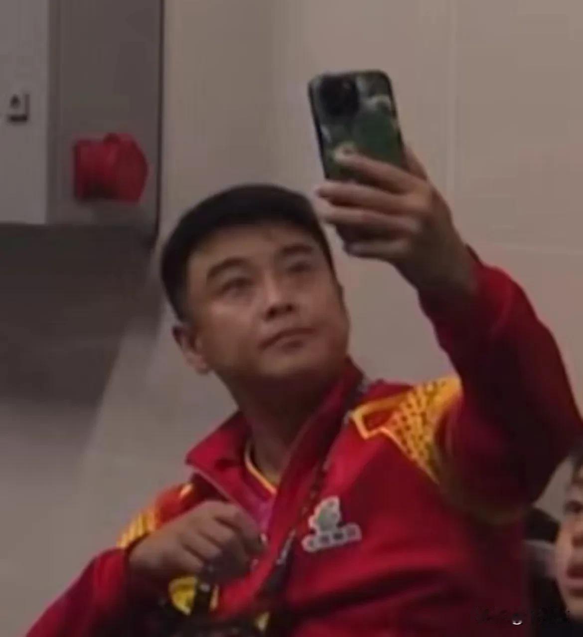 王皓，候场也要美美哒

放假是白告，上班是黑告，要是有省心的在，就能美美上班~