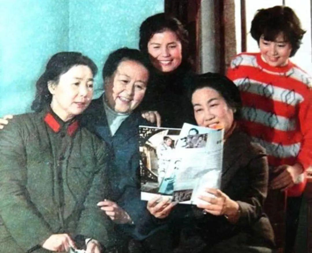 一张老照片：我只认出了穿着军装的田华，慈眉善目的凌元与粉面含春的张瑜，火眼金睛的