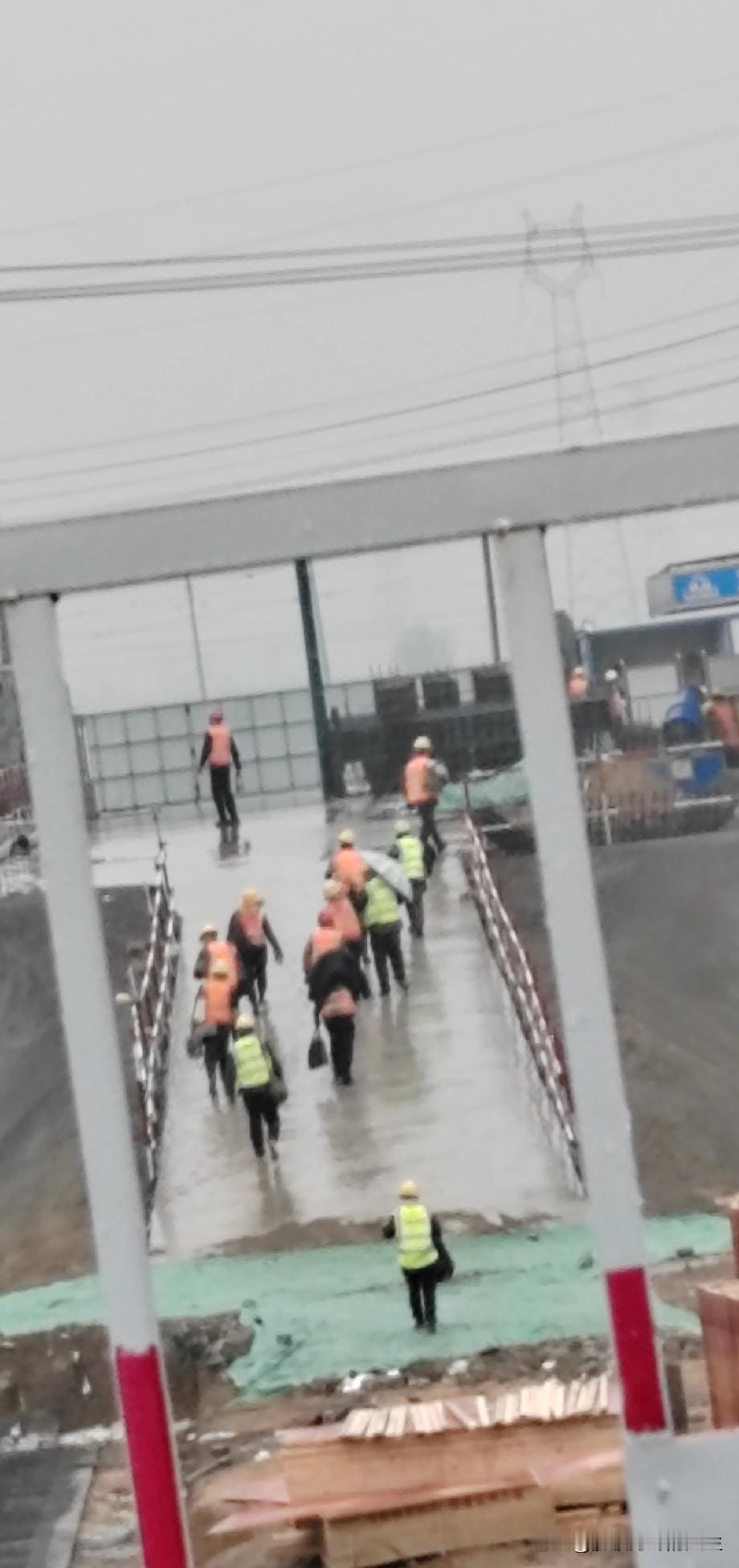 昨天下午三点就下起了雨，我们这些在工地上打工的农民工，家大都在二百多里以外，平时