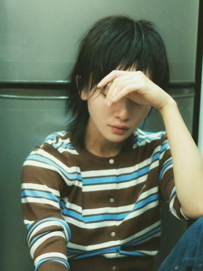 吴谨言短发胶片照 吴谨言短发胶片照，短发条纹上衣造型，胶片质感随拍随性又帅气啊~