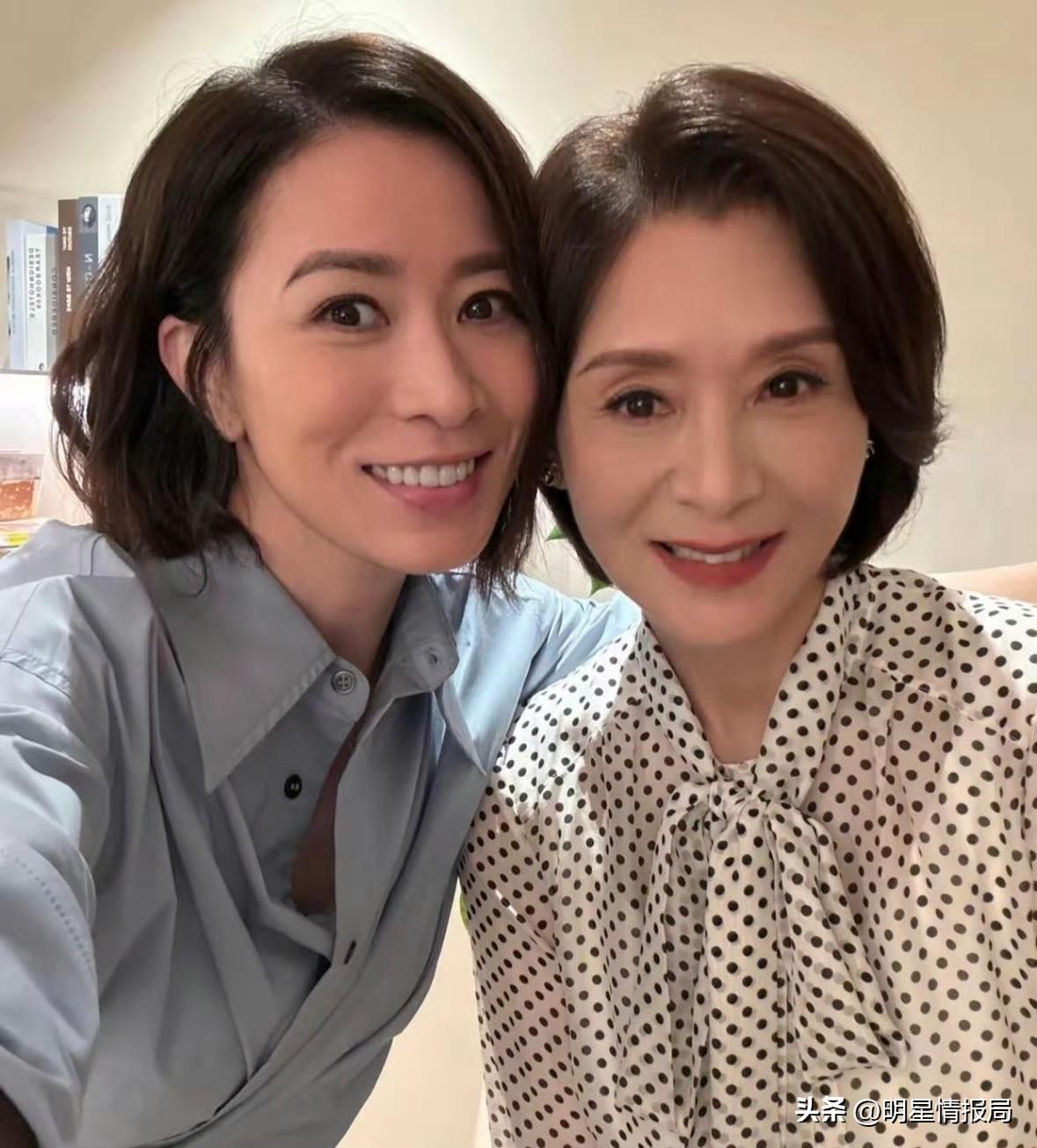 佘诗曼与妈妈长得真像，妈妈漂亮，面相好，气质优雅！ ​​​