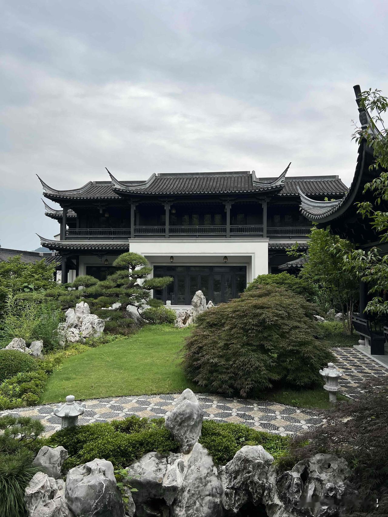 杭州1676平中式合院，湘湖边！花园3亩地，园林景观已经打造。
    最大的亮