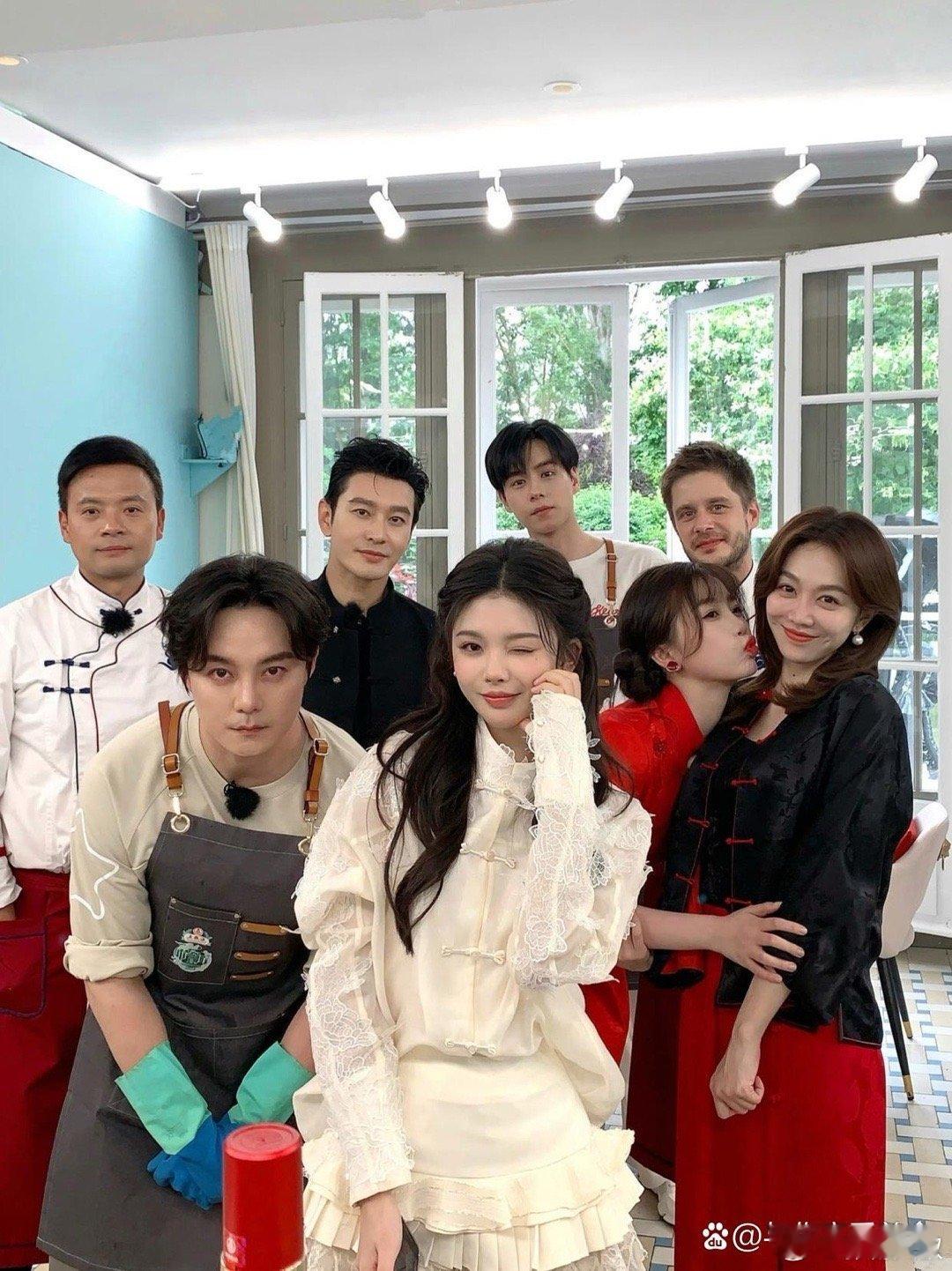 黄晓明、尹正和虞书欣在《中餐厅》录制现场，看起来活力满满，他们吃的冰淇淋也看起来