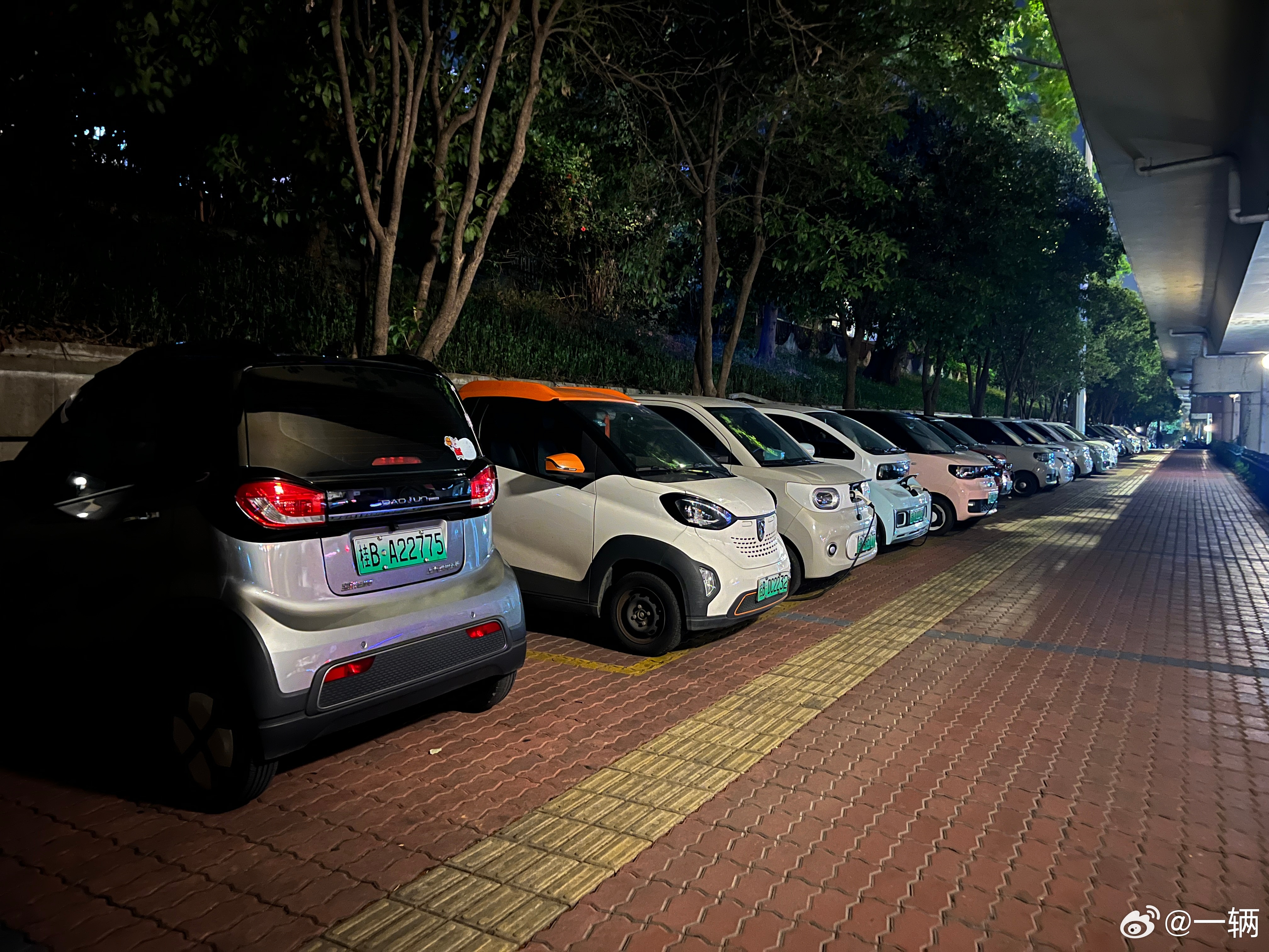 每次到柳州街边看到副景象都会觉得好有意思其他城市怎么就复制不了呢？ 