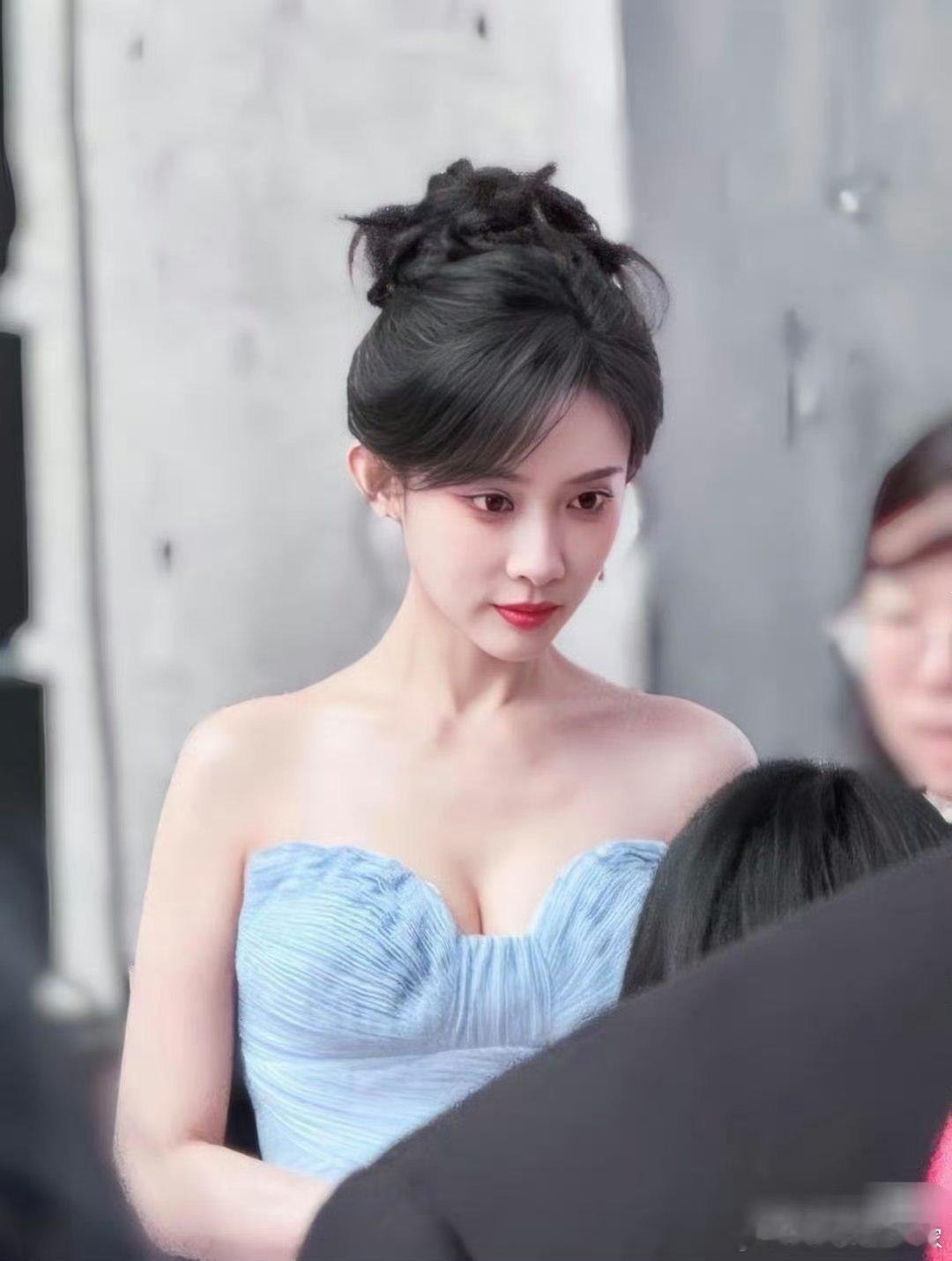 孟子义穿一袭蓝色抹胸裙，这个肩颈线条肤白貌美的大美人! 