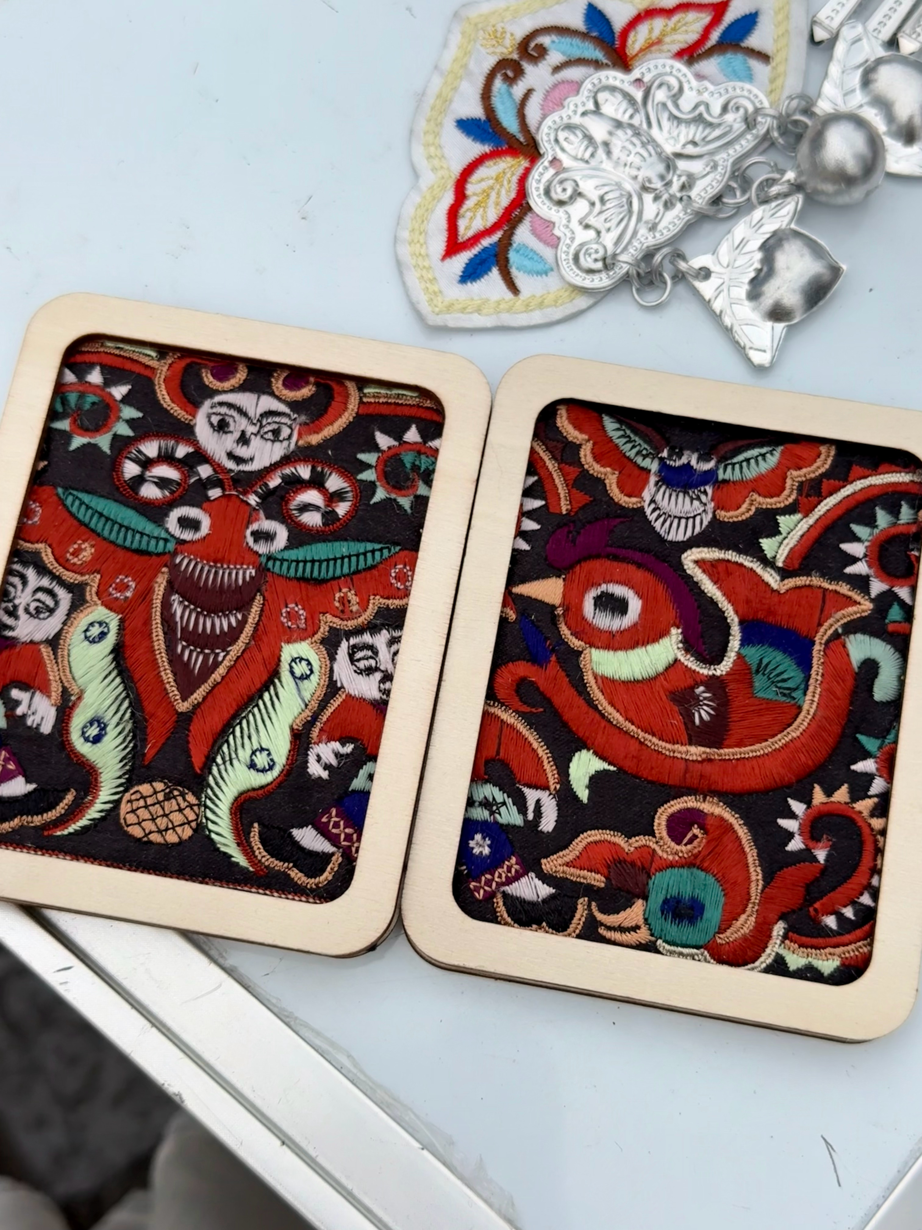 今天拍摄结束在路边看到一个小姐姐卖贵州苗绣冰箱贴她还认真的给我讲每幅绣图的含义图