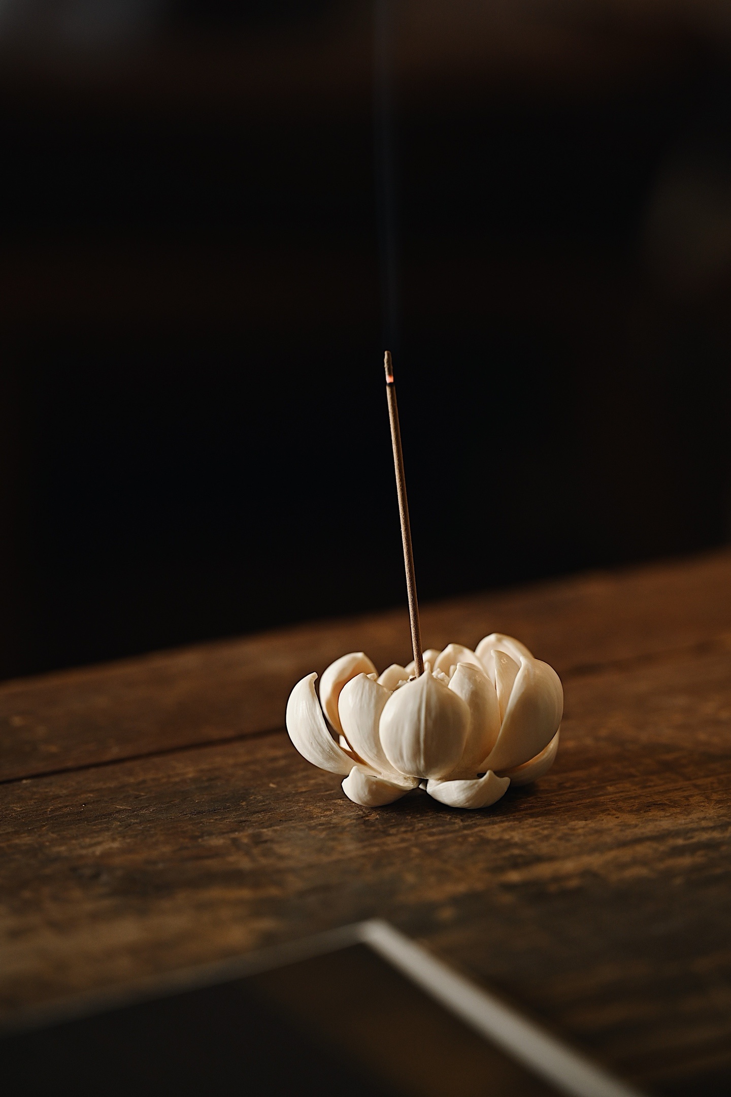 猛犸 | 莲花 香插雕盛放莲花，瓣叶层次丰盈，莲蓬写实，莲心嵌铜孔用以插香。质感
