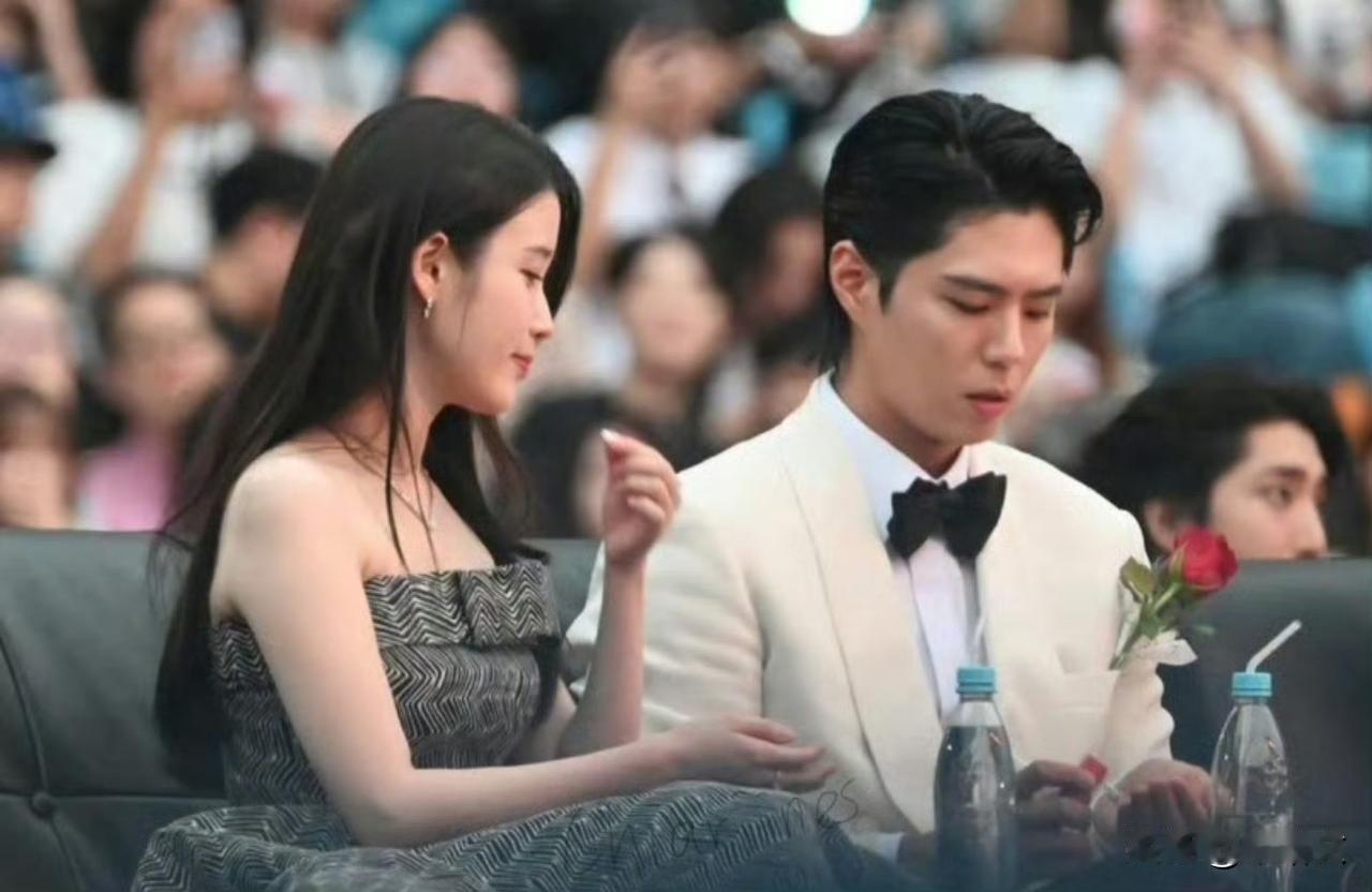 IU朴宝剑红毯牵手甜晕！最佳情侣奖实至名归，这糖我先磕为敬！
 
AAA颁奖礼的