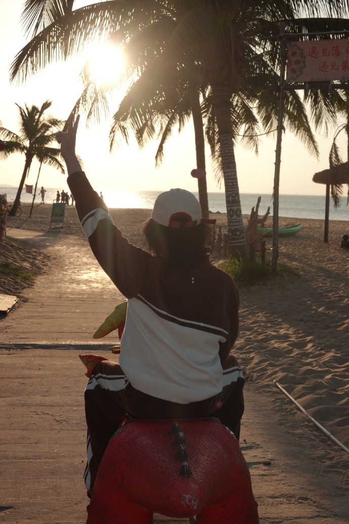 华晨宇每张都是氛围感男头 这次海边漫步太出片啦！每一张照片都散发着独特的氛围感，