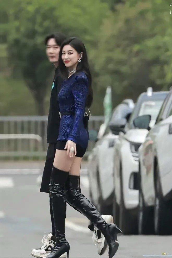 朱珠此次所穿的这双靴子着实独具个性，那独特的设计大胆地露出了脚趾，仿佛在向世界宣