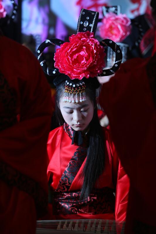 真正有魅力的女子，恰似古诗词中描绘的那般楚楚动人。“回眸一笑百媚生，六宫粉黛无颜