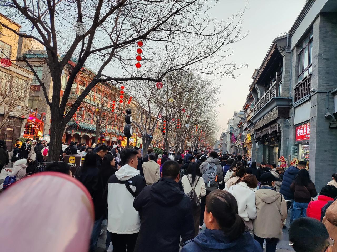 今天路过前门大街，用人山人海形容一点不过分，看来这个春节，节日消费一定飘红，希望