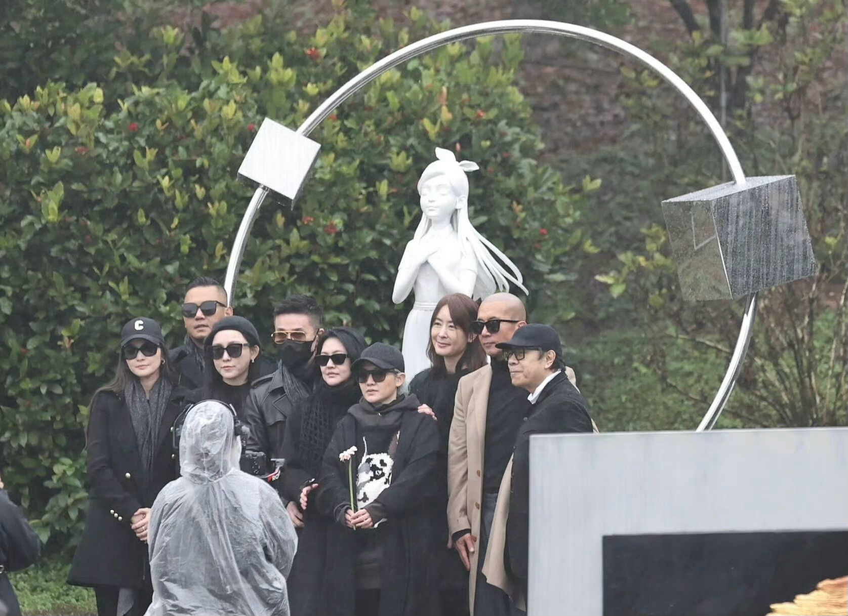 媒体拍摄到和小S、具俊晔、Mike一起与大S纪念雕像合影的吴佩慈、陈建州、范玮琪