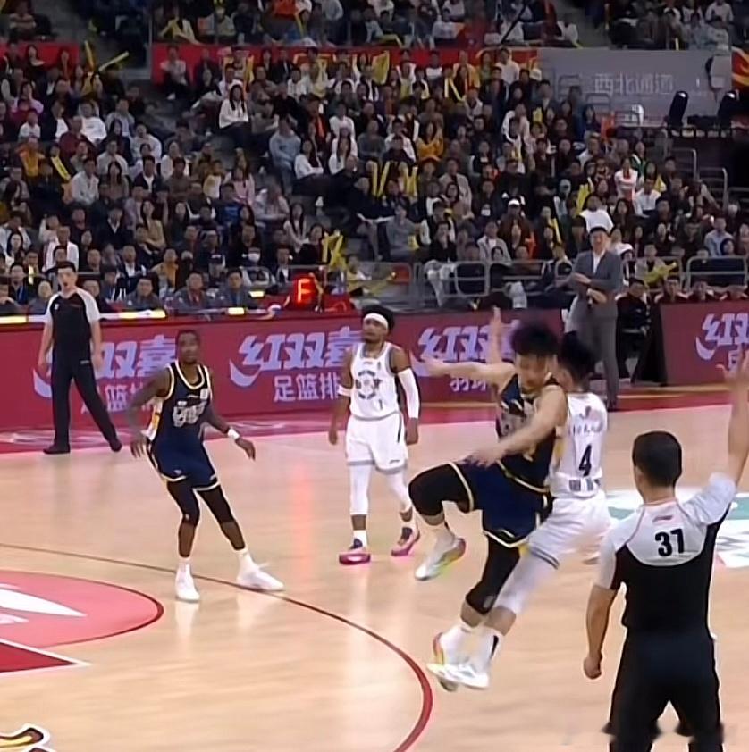 徐杰被邬挺嘉的脚绊倒了，痛苦落地，貌似受伤，目前已经返回更衣室了！不知道伤势怎么