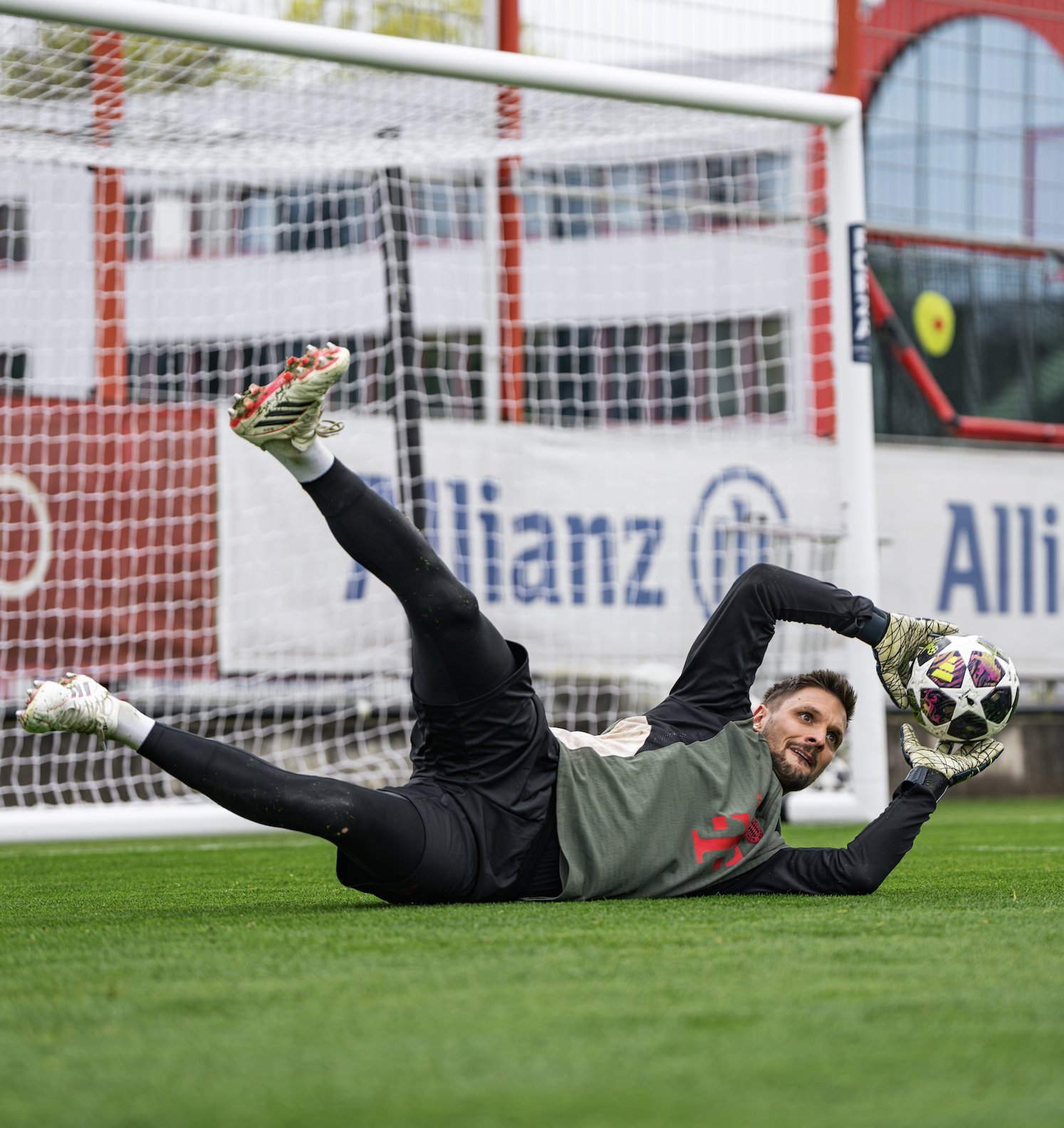 乌尔赖希恢复守门员有球训练。 