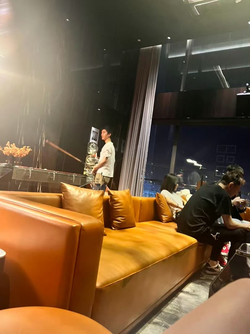 司晓迪疑似发鹿晗呃……早上就有大🍉想看鹿晗和范丞丞如何辟谣尤其是鹿晗……这种铁