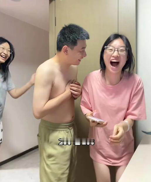 终于切换到了普通人的频道！
刷到一个考了288就激动的尖叫的女生，
这时我才意识