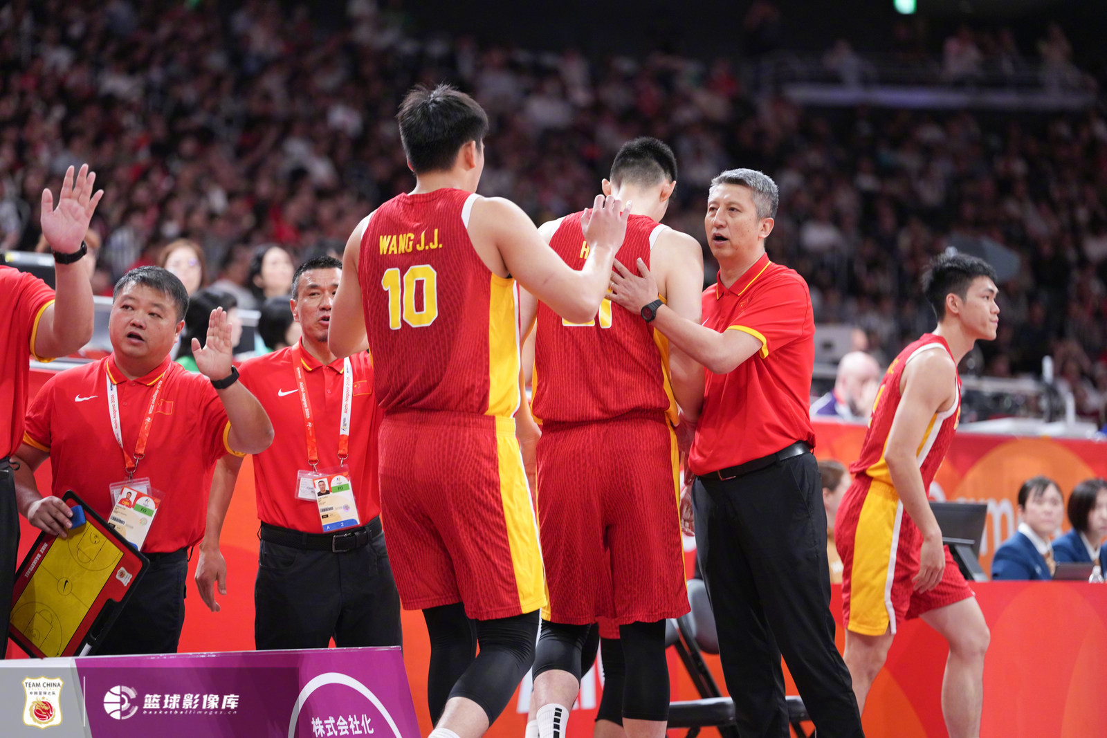 中国男篮惨败被日本球员嘲讽亚运半决赛中国男篮不敌日本二队，止步半决赛。面对失利，