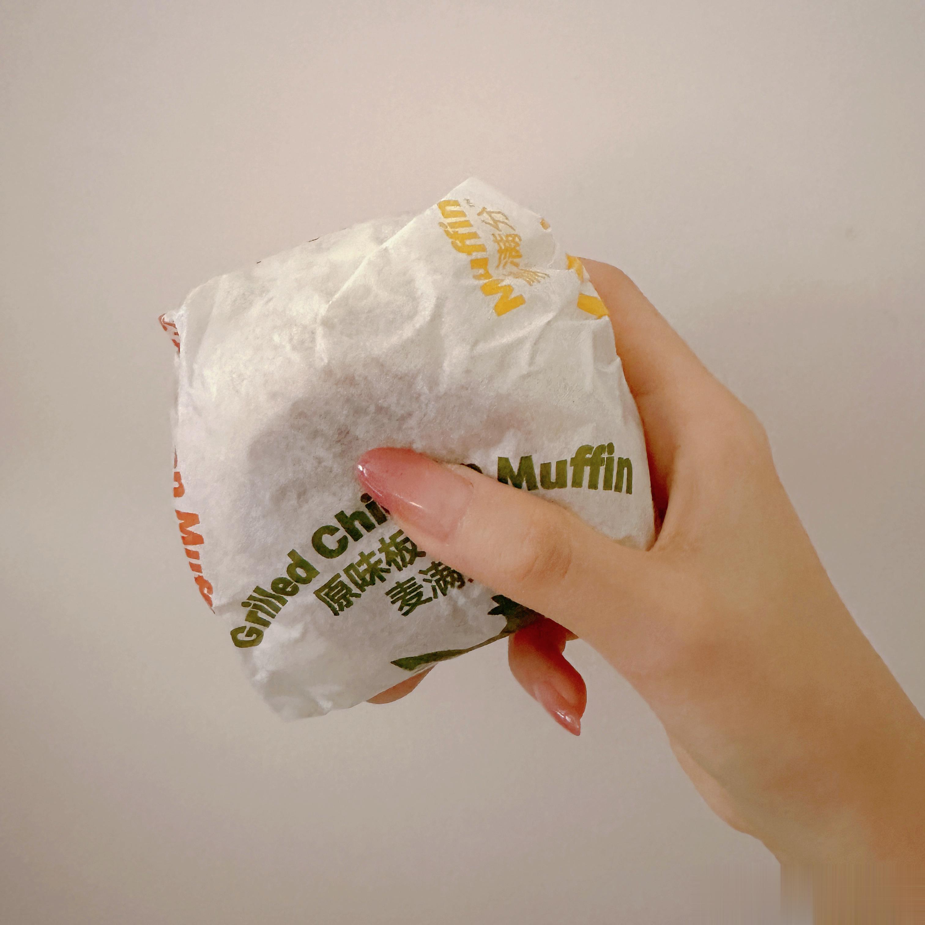 麦麦早餐，这个还没我鼠标长的小汉堡太可爱了[开学季]…孩子还没成年就出来打工了 