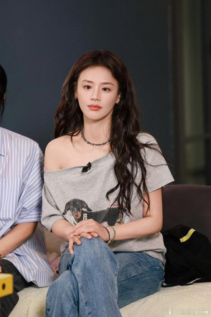 马思纯马思纯旅拍状态 彩色花环配慵懒卷发，马思纯在花海里站着的画面，像从青春电影