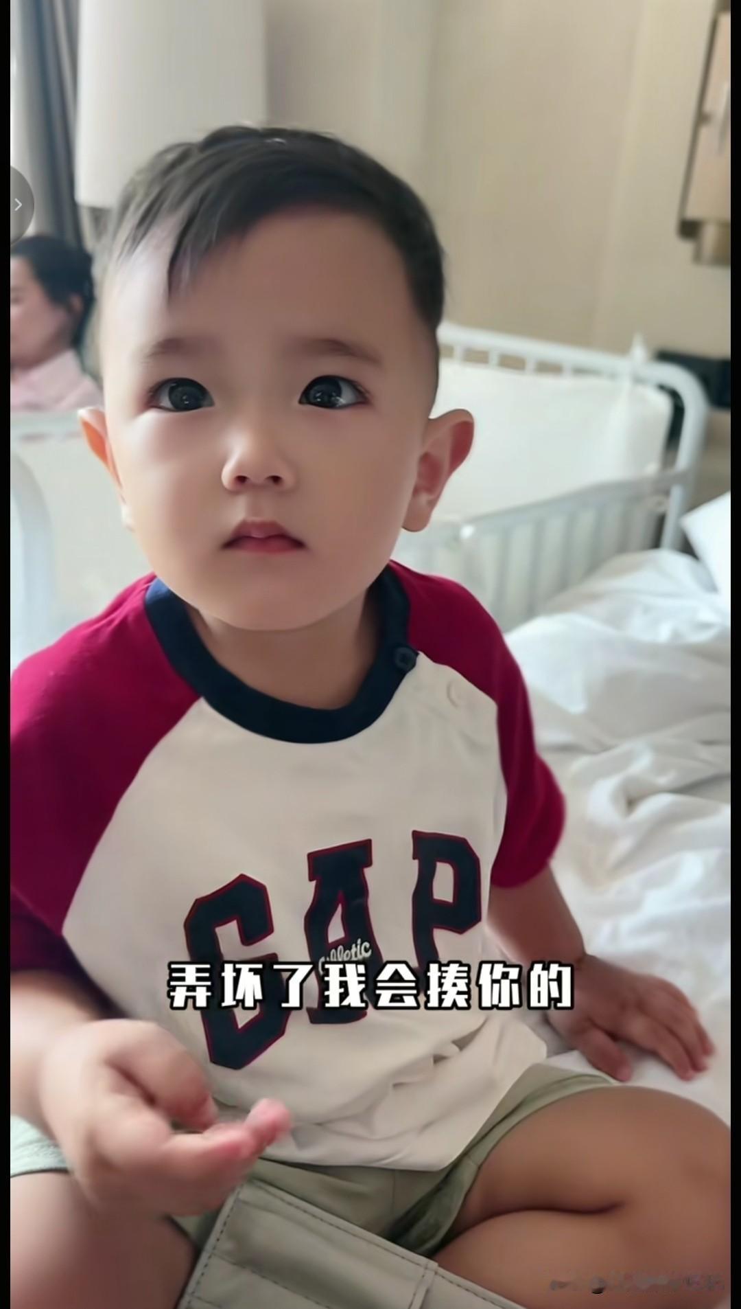 俄罗斯混血小缇安今天正忙着化妆，老三化妆也是干净利落，挤完了化妆品就在自己的脸上
