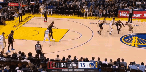 库里太嘚瑟了！
库里一复出就选择高难作业，单挑杜兰特，早知道杜兰特身高臂长，运动