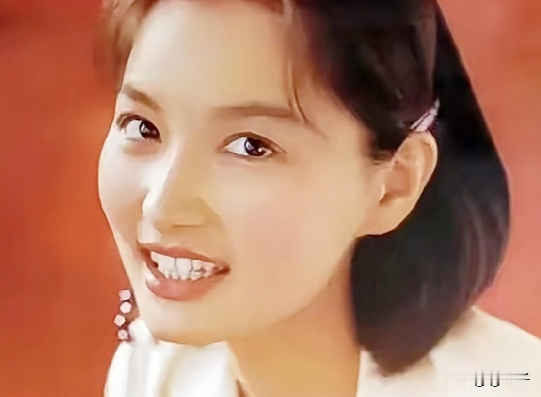 殷亭如，1955年出生于上海，2017年62岁时在美国病逝。
 1985年事业巅