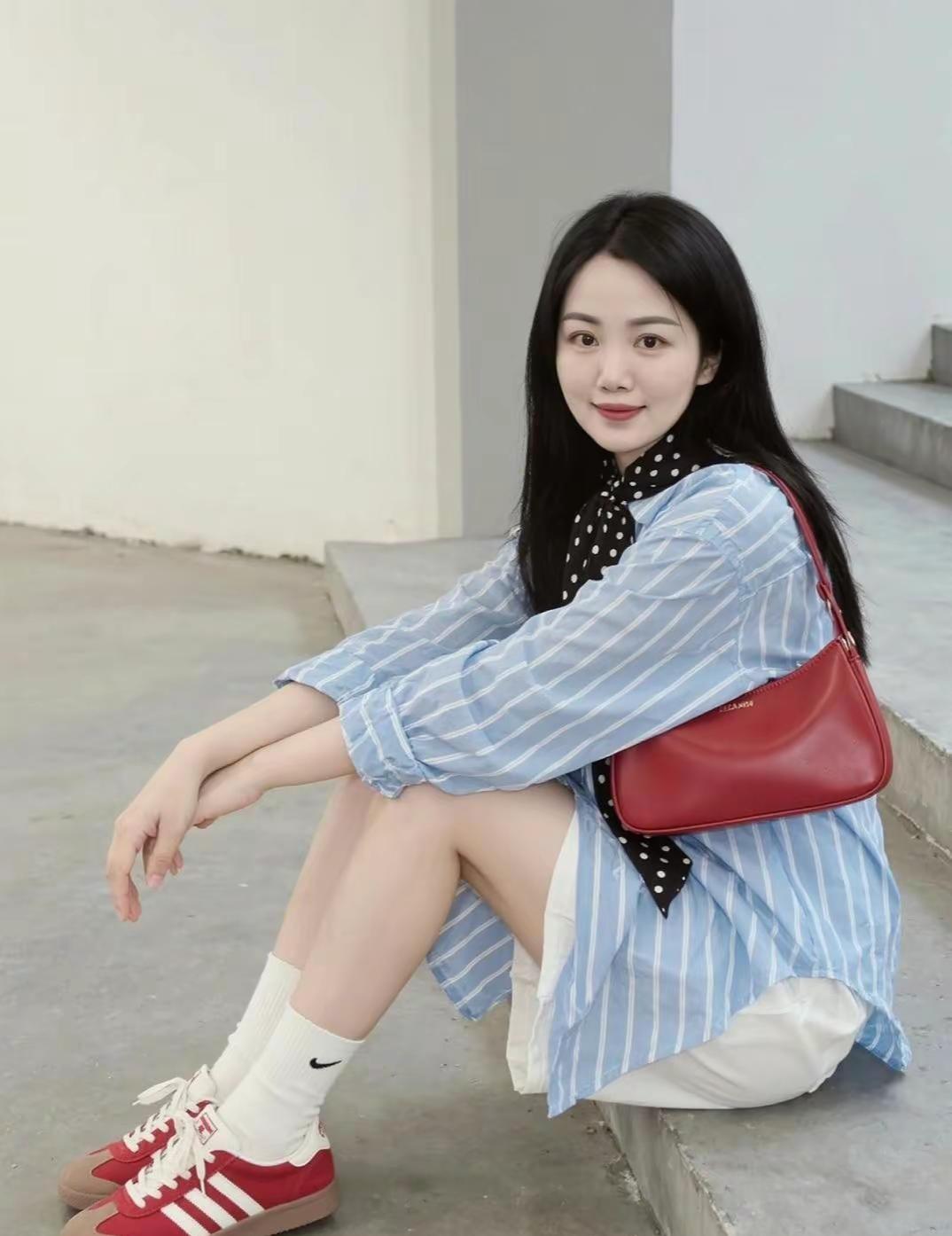  生活慢慢，心事浅浅，在自己的世界里安然发光。