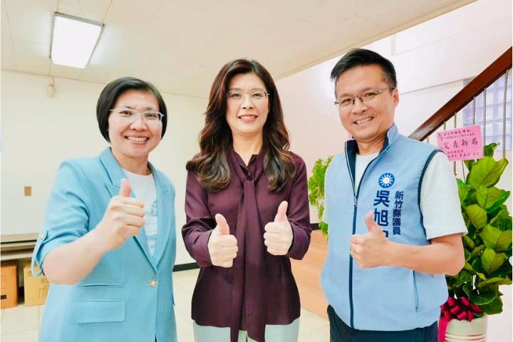 郑丽文陪吴旭智登记喊「蓝白合作、蓝绿对决」　竹北蓝白合破局仍留一线

梅花新闻网