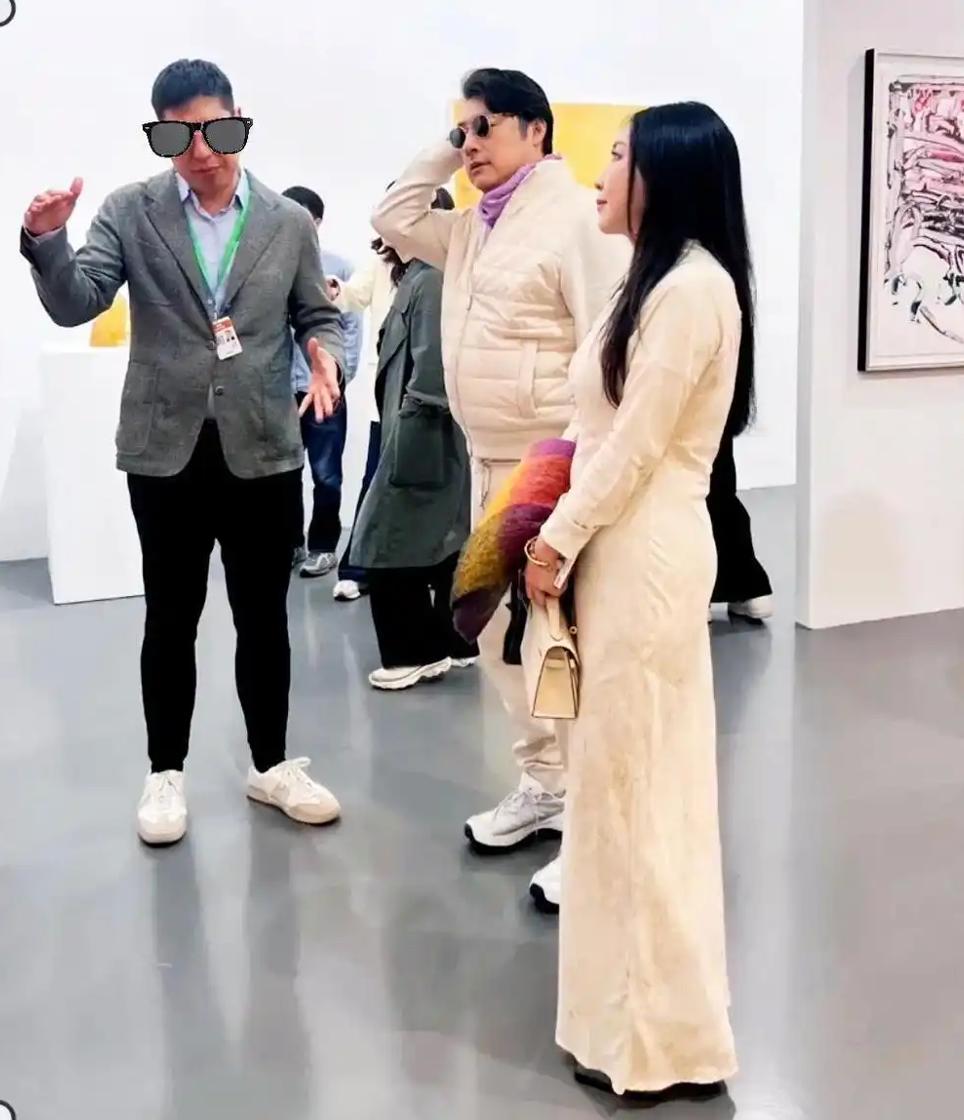 男人果然忘不掉前女友，
王岳伦其实也一样。

最近王岳伦带着新女友看展，网友们集