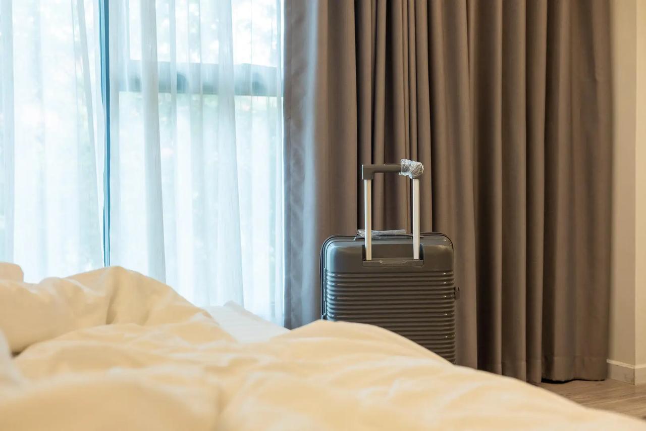 男子酒店入住后爬窗坠亡，7天后才被发现，家属索赔57万余元，法院受理后，仔细调查