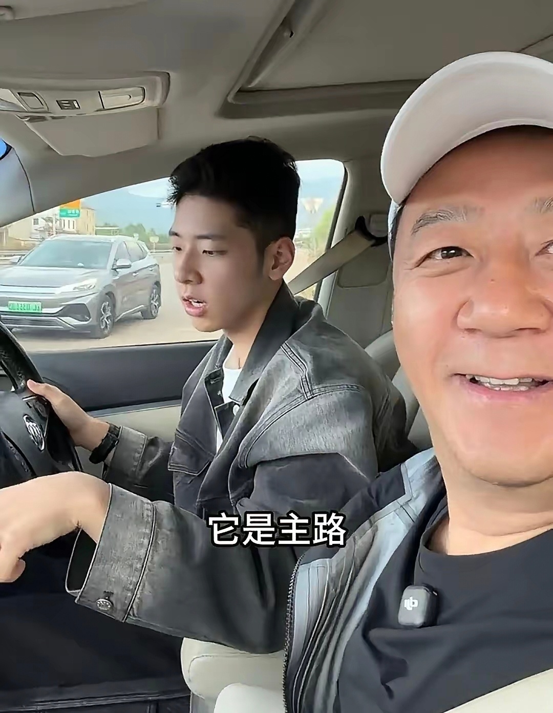郭涛一家四口在云南租车自驾游，19岁儿子拿到驾照了，郭子睿当司机，郭涛在副驾驶指
