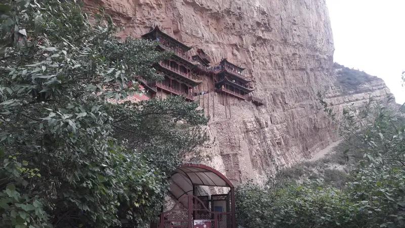 山西大同悬空寺景区乱象：游客凌晨5点排长队买不到票，售罄票却能被黄牛买到再翻倍加