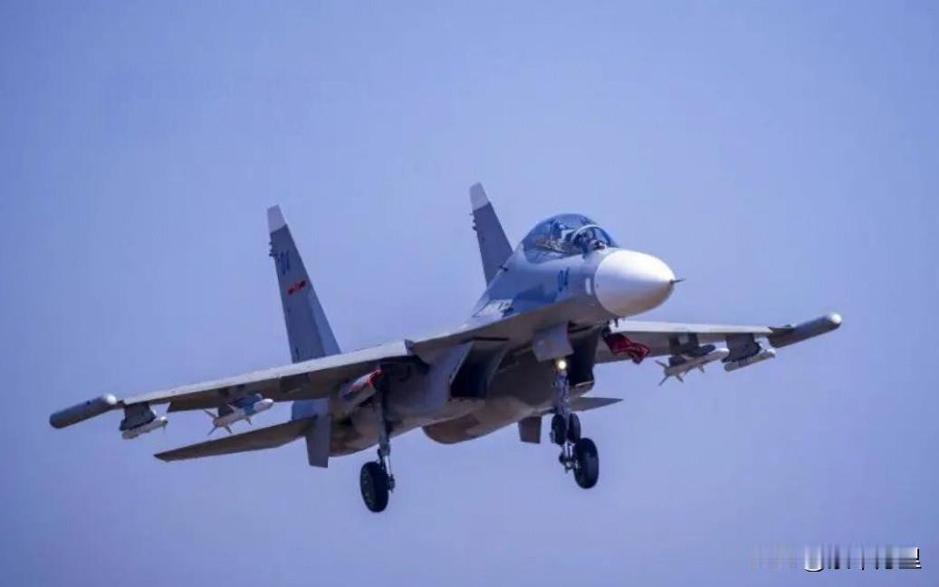 海军航空兵的苏30MK2战机，涂装非常经典，也被称为“白头苏30”。
我国进口苏