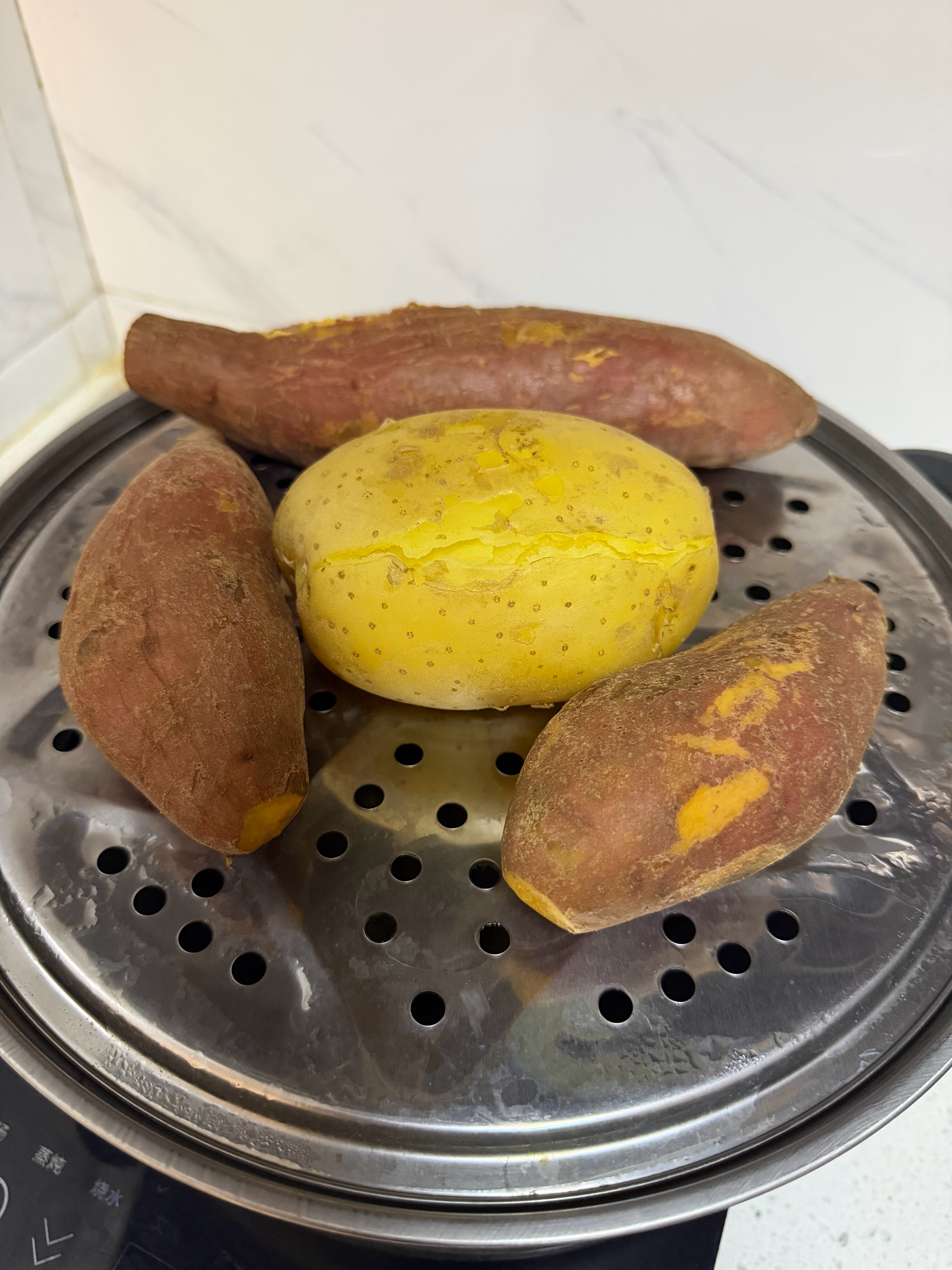 明早要吃的红薯土豆已经蒸好，明天一整天要吃的菜也已经洗干净切好备好。明天除了水油